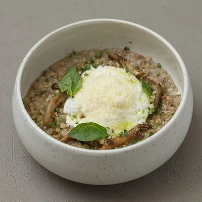 Зеленая гречка с белыми грибами, яйцом пашот и трюфельным маслом в Диккенс по цене 320 ₽