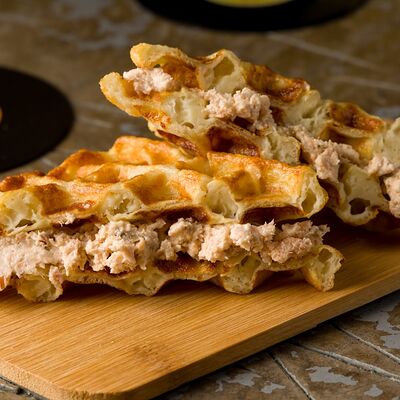 Сытные вафли с кусочками лосося в собственном соку и творожным сыром в BEATS BREW по цене 1057 ₽