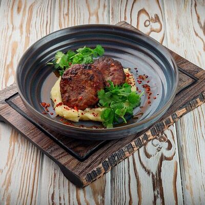 Котлеты домашние с пюре в Тут харчо по цене 690 ₽