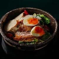 Цезарь с хрустящим цыпленком в Inside