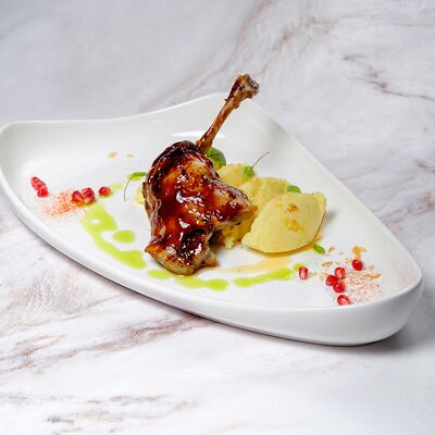 Утиная ножка конфи с картофельным пюре и трюфельным масломв BORJOMI RESTO по цене 1390 ₽