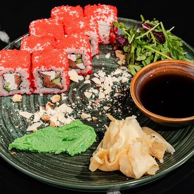 Калифорния с лососем в Moslounge & Bar по цене 610 ₽