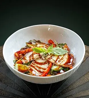 Теплый салат с курицей в Артхаус по цене 710 ₽