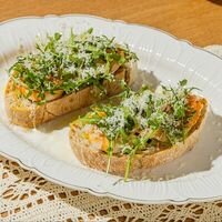Брускетта с креветкой и авокадо в Airy restaurant