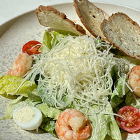 Цезарь с креветками в Prana