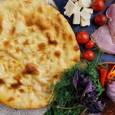 Пирог с курицей, сыром и помидорами в Осетинские пироги по цене 670 ₽