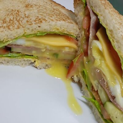 Сэндвич с беконом и яйцом в БургерКорт & Sowa по цене 400 ₽