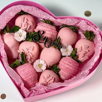 Клубника в шоколаде на 8 Марта в премиальной коробке в Bratskih Bakerys по цене 5999 ₽