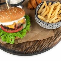 Бургер с курицей и картошкой фри в Benny Kitchen