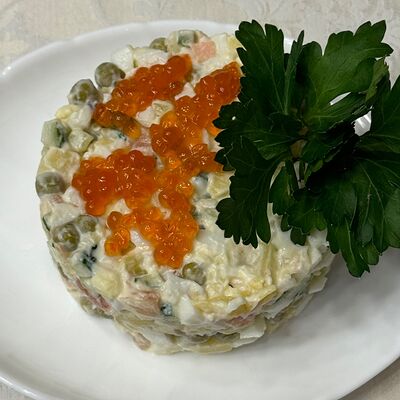 Оливье с красной рыбой и красной икрой в Сказка lounge по цене 870 ₽