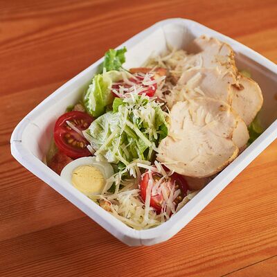 Цезарь с курицей в Кафе Солнце по цене 400 ₽