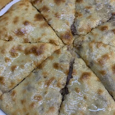 Пирог осетинский с мясом в Ресторан кавказской и европейской кухни - Кисловодск по цене 500 ₽