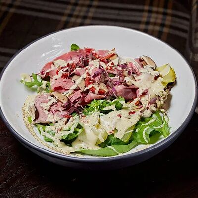 Салат с ростбифом и шиитаке в Chester по цене 759 ₽