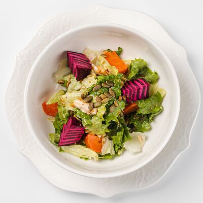 Салат с печеной морковью, грудкой су-вид и свекольным террином в Омулевочная по цене 400 ₽