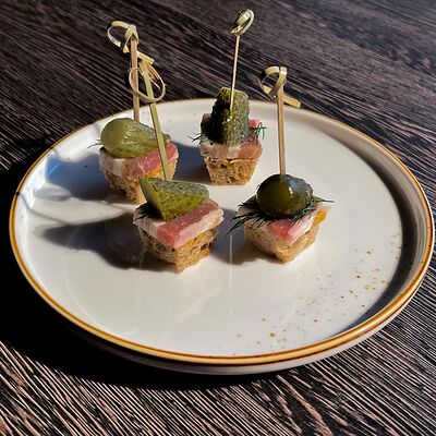 Канапе с салом 4 штуки в Бк первый по цене 320 ₽