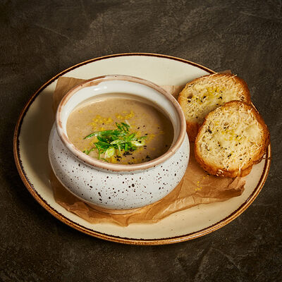 Суп пюре грибной с гренкой из пармезана в Корчма по цене 540 ₽