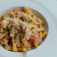 Сливочные креветки в пасте с бланшированными черри в Hype Pasta