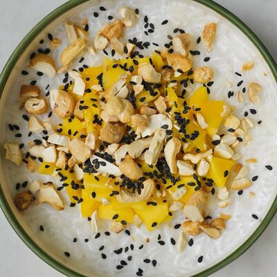 Рисовая каша с тайским манго, кешью и кунжутом в Yumbaker gardens по цене 775 ₽