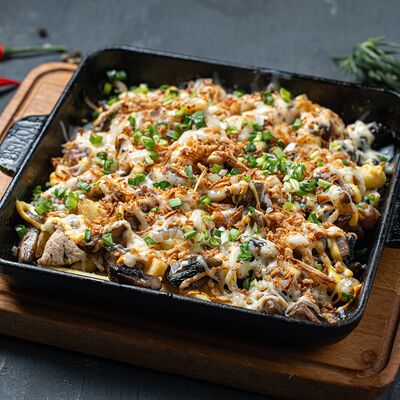 Сковорода с беконом, грибами и моцареллой в Гвозди по цене 650 ₽