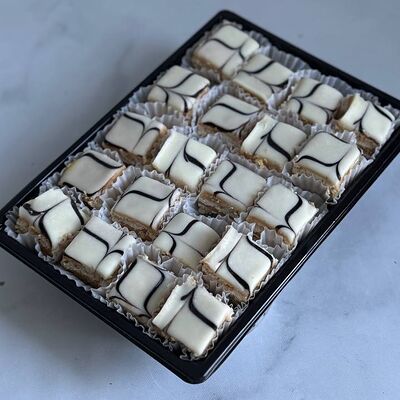 Десертное плато Эстерхазив Кондитерская SunbeamCake по цене 3900 ₽