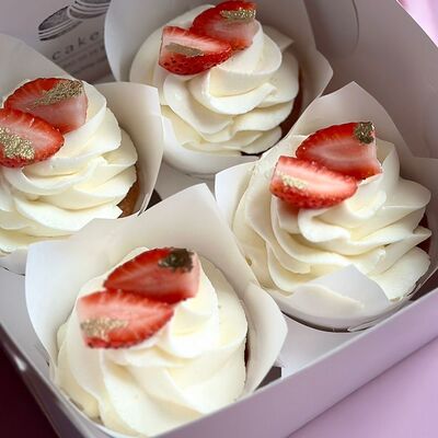 Капкейки с клубникойв The.cakes_spb по цене 1600 ₽