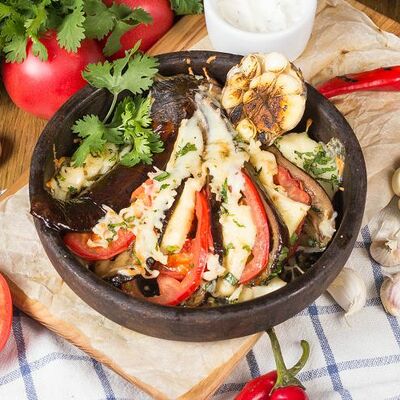 Баклажан запеченный с томатами и сыром в Мушмула по цене 509 ₽