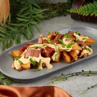 Картофельные дольки с беконом под сырным соусомв Рестобар Ферум