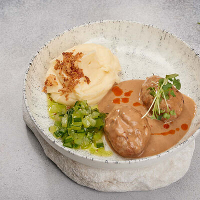 Домашние котлетки с картофельным пюре и соусом Пеппер барбекю в Family Grill по цене 580 ₽