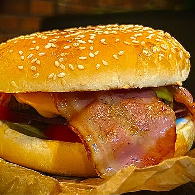 Бургер с беконом большойв Мясьё Гриль l burgerz по цене 620 ₽