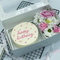 Бенто-торт Happy Birthday с розовыми сердечками и букетик цветов на День рождения в Cosmo Сakery