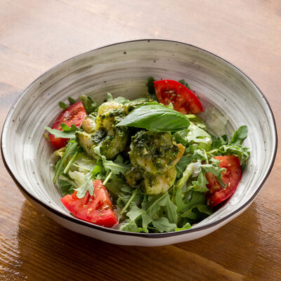 Салат с креветками и соусом песто в Perbacco Italian Restobar по цене 850 ₽