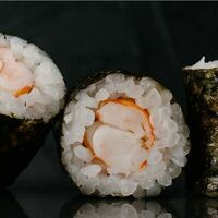 Маки с креветкой в Wok café