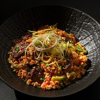 Рис жареный с говядиной в UMI Asian kitchen & bar по цене 780 ₽