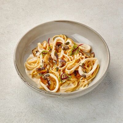 Спагетти с кальмарами и грибами в Пеперончино по цене 595 ₽