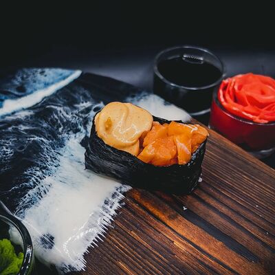 Гункан Спайси лосось в Sushi Time по цене 210 ₽