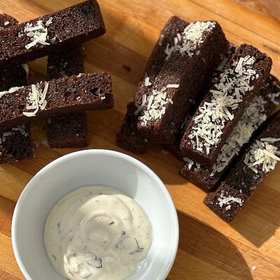 Ржаные гренки с сыром пармезан в Собрание по цене 380 ₽