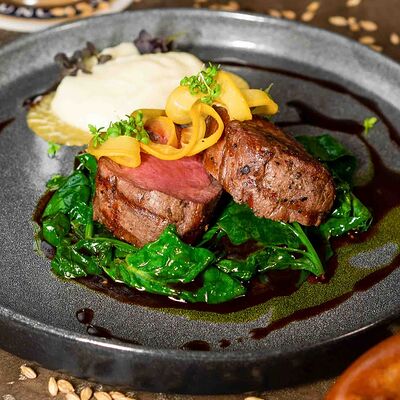 Медальоны из говядины в Paulaner Wirtshaus Polyanka по цене 1500 ₽