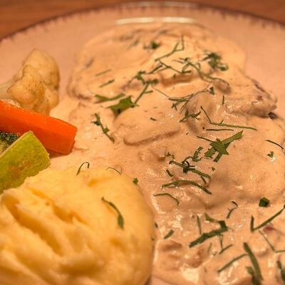 Медальоны с говяжьей вырезки с белыми грибами в Trattoria Siesta по цене 1350 ₽