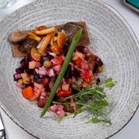 Классический Винегрет и бутерброд с маринованными грибами в Мусс