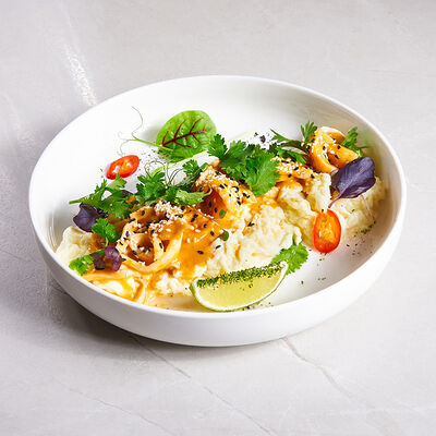 Скрэмбл с тигровыми креветками и кальмаром в соусе том ям в Sugar Mama по цене 790 ₽