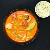 Острый суп Том ям с курицейв Царь суши