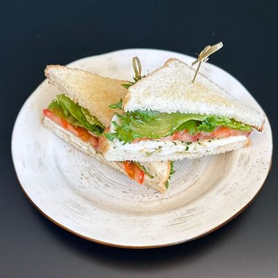 Сэндвич с сыром моцареллав Лепила мама по цене 370 ₽