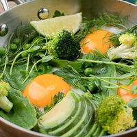 Яичница из трех яиц с миксом из зелени в Маймун