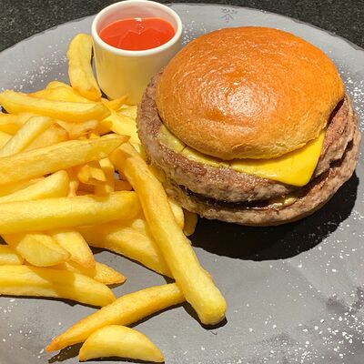 Бургер с говяжьей котлетой и фри в Пепе Неро по цене 1100 ₽