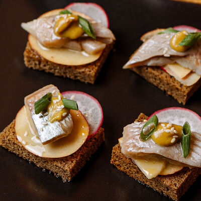 Бородинский хлеб с селедочкой и яблоком в ЛЕЛЬКОВ & Kitchen по цене 456 ₽