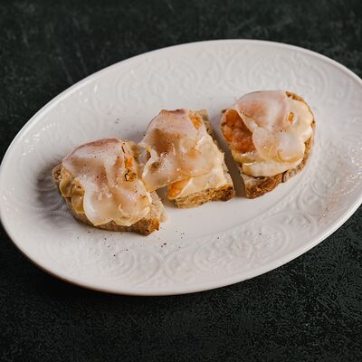 Брускетта с креветкой и итальянским лардо в Vladbeef Bar по цене 650 ₽