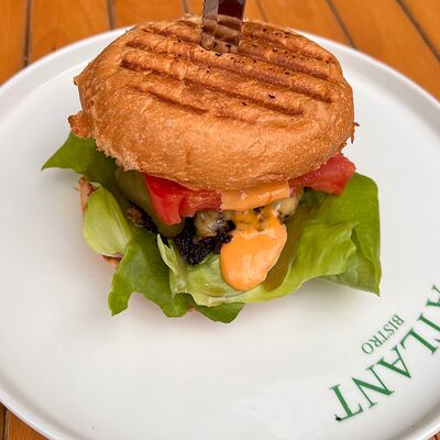 Гамбургер в Atlant bistro по цене 750 ₽