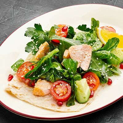 Салат с лососем на лаваше в Гранат по цене 590