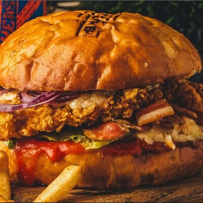 Крафт & Бургер с хрустящей индейкой и беконом в Крафт & Бургер по цене 660 ₽