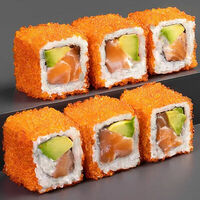 Ролл Калифорния красная с лососем и авокадо в Tao Sushi Lab